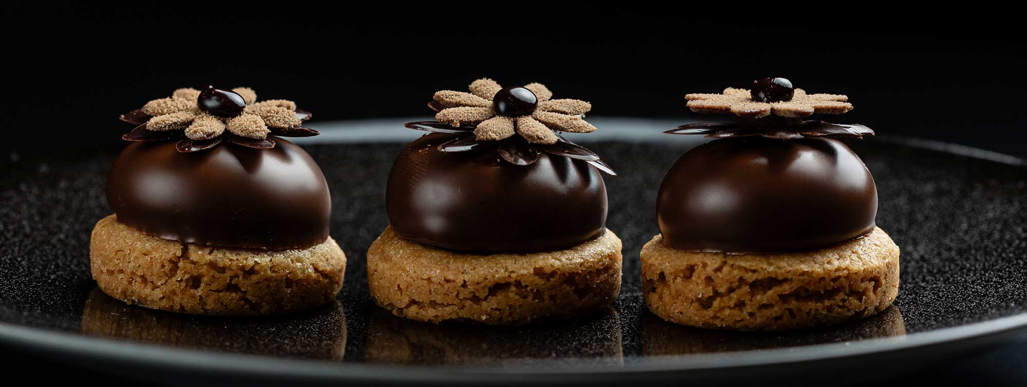 Trois pâtisseries aux chocolat. 