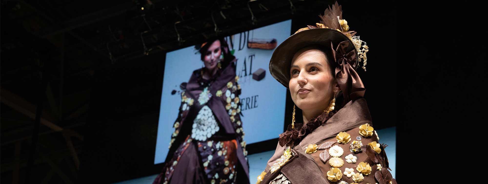 Mannequin sur scène pendant le défilé des robes en chocolat