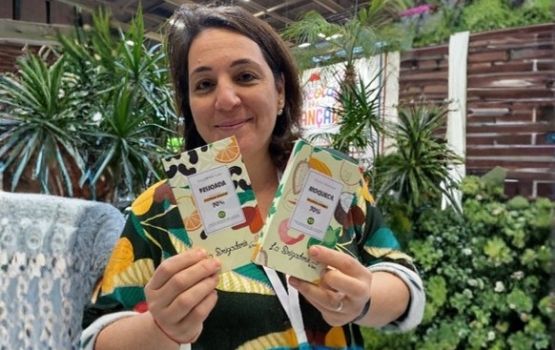 Productrice présentant des chocolats artisanaux