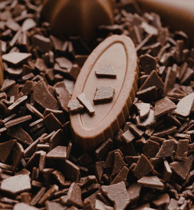 Tablette de chocolat entourée de copeaux de chocolat noir