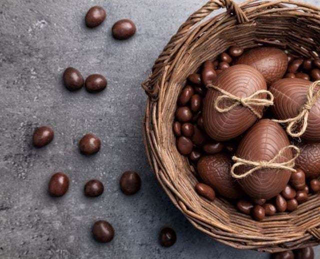 Chocolat de pâques avec des oeufs sur fond gris.