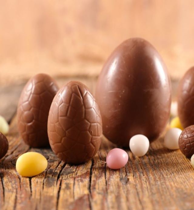 Chocolats de pâques - oeufs en chocolat avec 3 petits oeufs colorés.