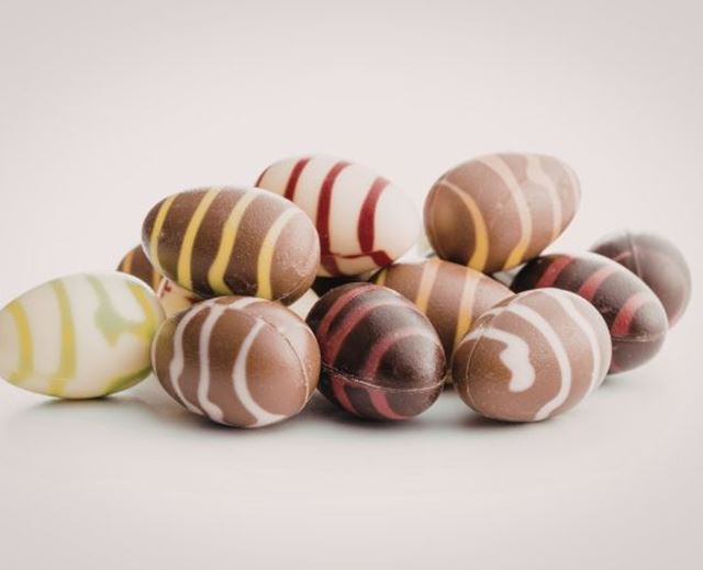 Oeufs de pâques sur fond beige.