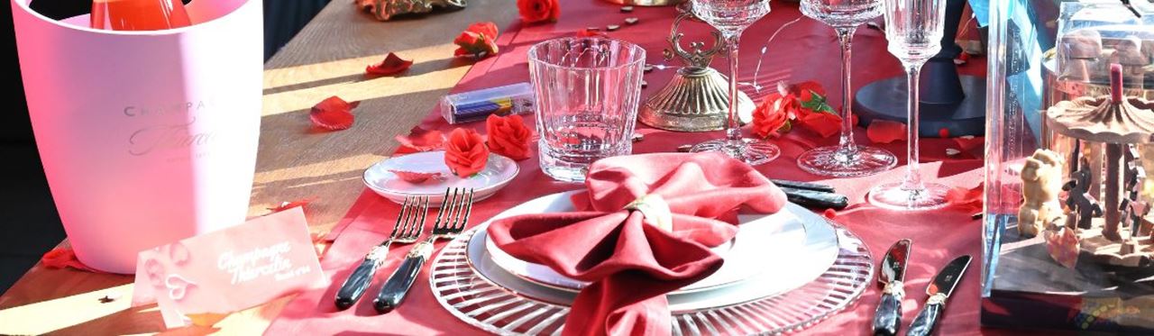 Présentation d'une table romantique pour la Saint-Valentin lors du Salon du Chocolat de Lyon 2025