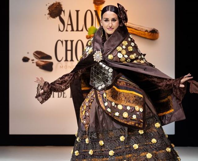 Robe en chocolat lors du défilé.