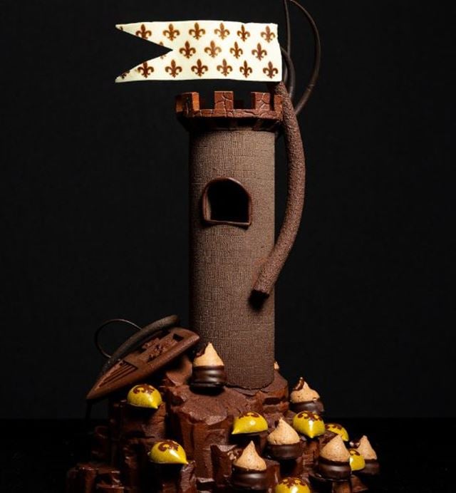 Réalisation d'une sculpture en chocolat en forme de fort.