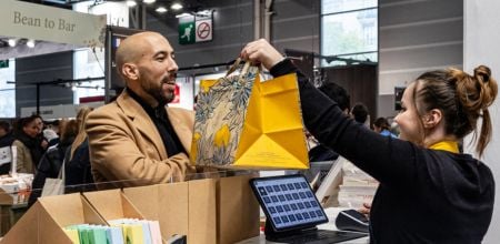 Stand Salon du Chocolat avec visiteur qui achète.