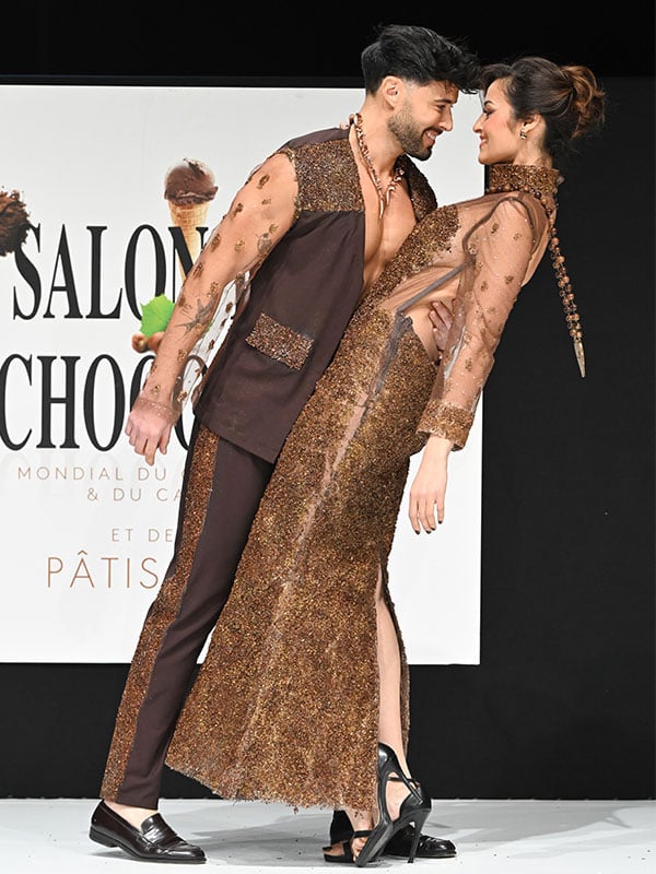 Duo amoureux en train de défilé sur la scène du Cacao Show lors de la soirée inaugurale.