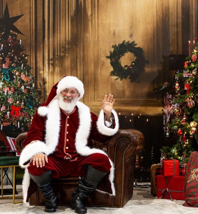 Père Noël présent sur le sur le Salon. 