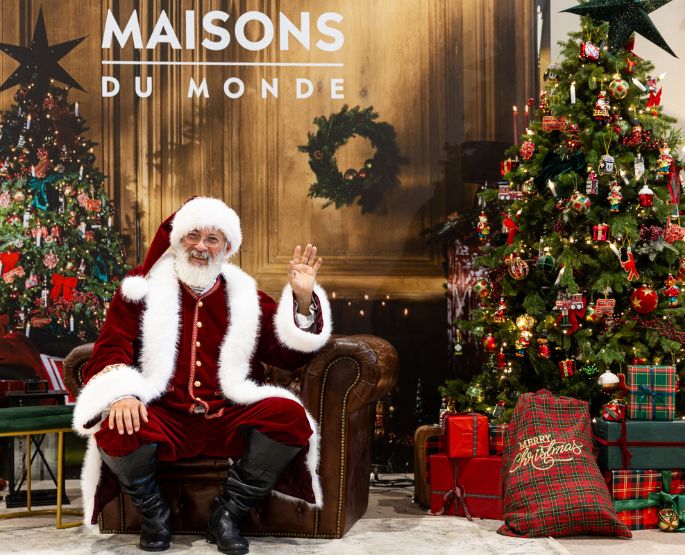 Père Noël présent sur le sur le Salon. 