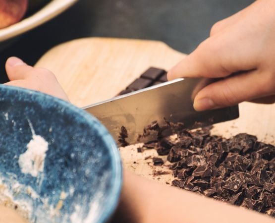 Quelqu'un en train de concasser du chocolat.