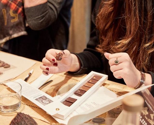 Participants dégustant des chocolats lors d’un atelier gourmand avec présentation de différentes créations chocolatées