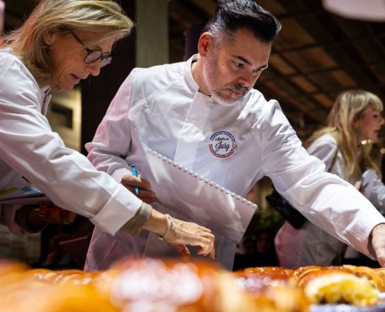 Jury professionnel en tenue de chef évaluant des créations de pâtisserie lors d’un concours