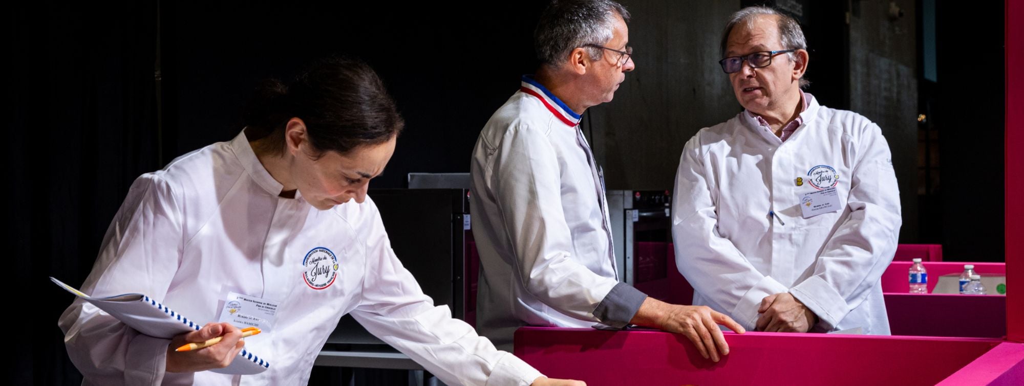 Chefs pâtissiers en discussion pendant un concours de pâtisserie professionnel