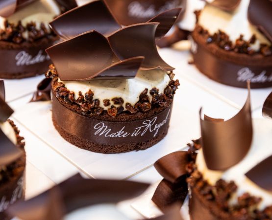 Gâteau au chocolat décoré de chocolat et d’un ruban.