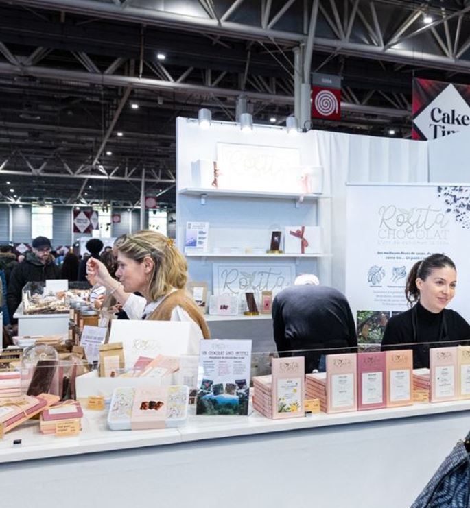 Stand d’un exposant au Salon du Chocolat présentant des créations chocolatées et des produits gourmands