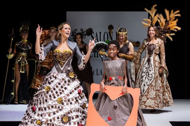 Models on stage with the little girl treated by Mécénat Chirurgie Cardiaque