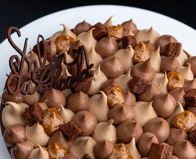 Pâtisserie au chocolat réalisée par Nina Métayer et Jeffrey Cagnes sur la scène du Pastry Show.