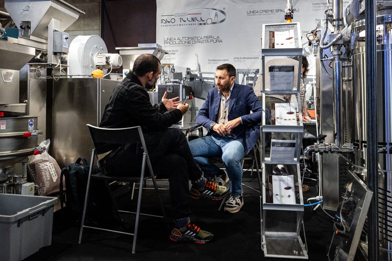 Professionnels en train d'échanger sur un stand du Village BtoB.