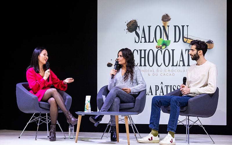 Conférence en cours sur la sècne du Cacao Show avec intervenants.