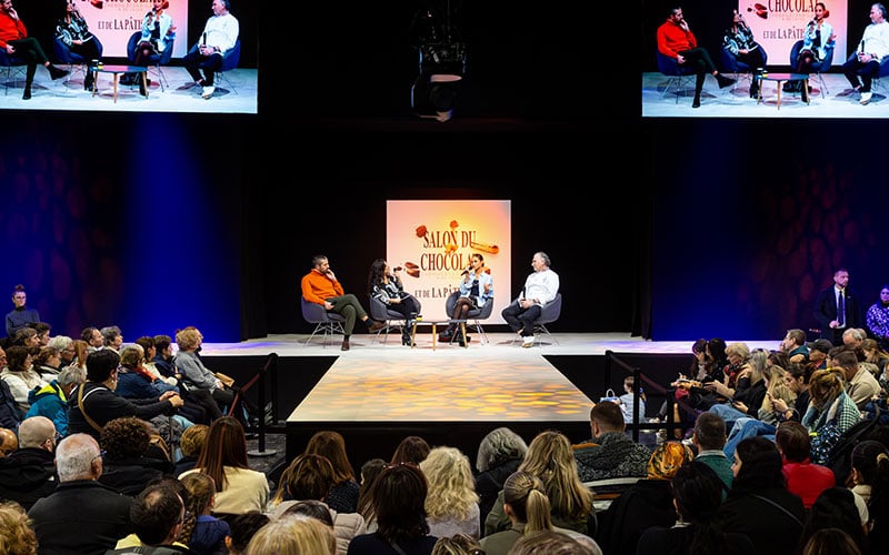 Conférence sur l'avenir du chocolat sans sucre sur la scène du Cacao Show.