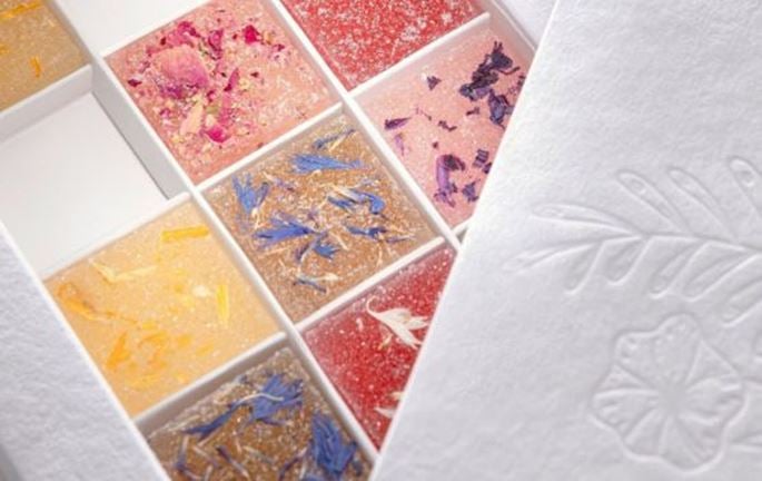 Zoom sur une boite de la marque Fleurs de Chocolat