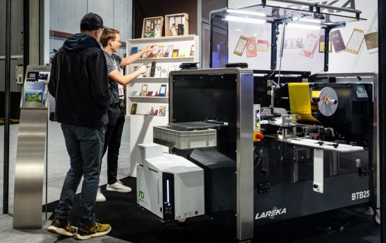 Un exposant qui échange un visiteur sur son stand sur le Village BtoB.