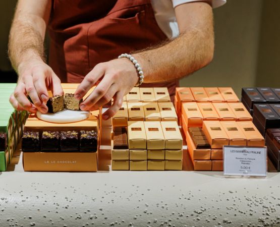 Exposition de chocolat dans une vitrine sur le Salon du Chocolat.
