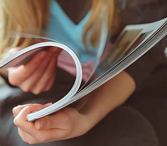 Feuilletant une brochure colorée